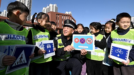 交通安全進(jìn)校園 平安守護伴成長