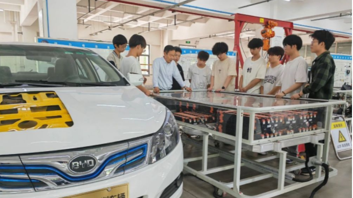 學生沒畢業(yè)，就被知名車企預(yù)定了