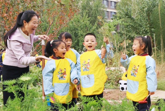 幼兒為自己的勞動成果感到開心。魯雅芳 攝.jpg