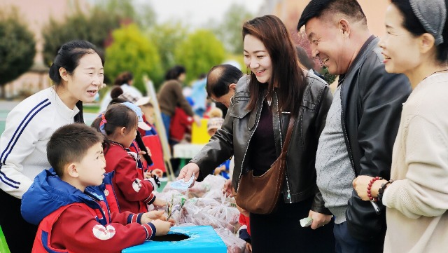 幼兒在老師的引導(dǎo)下進行紅薯義賣，體會勞動的艱辛和收獲的快樂。楊海燕 攝.jpg