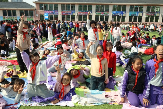 同學(xué)們開(kāi)心作好曬太陽(yáng)準(zhǔn)備  敖民極  龍紅利.jpg