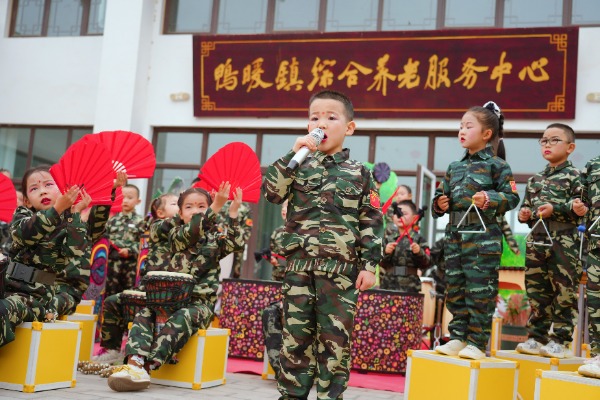 大班幼兒在綜合養(yǎng)老服務(wù)中心給老人們表演打擊樂合奏  劉婷 拍攝.JPG