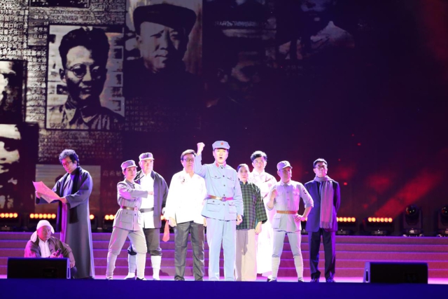 站在烈士們曾經(jīng)以鮮血和生命捍衛(wèi)的土地上，演員們飽含深情和感恩地再現(xiàn)了舞臺版的朗誦劇《呂梁英雄譜》，向先烈致敬，給后人啟迪。.jpg