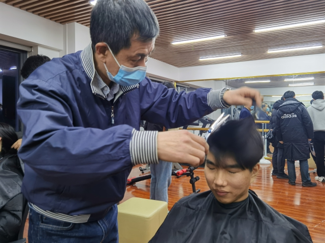 曹樹謙教授在給學(xué)生理發(fā)。.jpg
