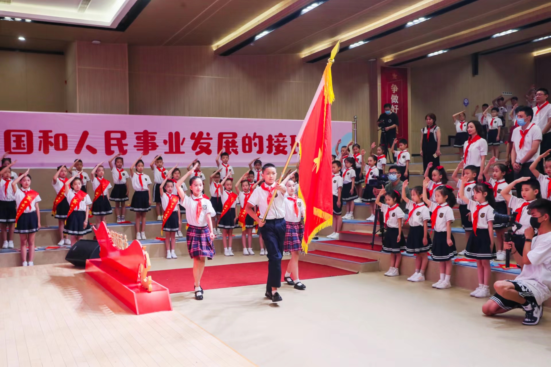 浙江省少先隊(duì)開(kāi)學(xué)第一課在鄞州區(qū)東南小學(xué)舉行 鄞州區(qū)教育局供圖.jpg 浙江省少先隊(duì)開(kāi)學(xué)第一課在鄞州區(qū)東南小學(xué)舉行 鄞州區(qū)教育局供圖.jpg