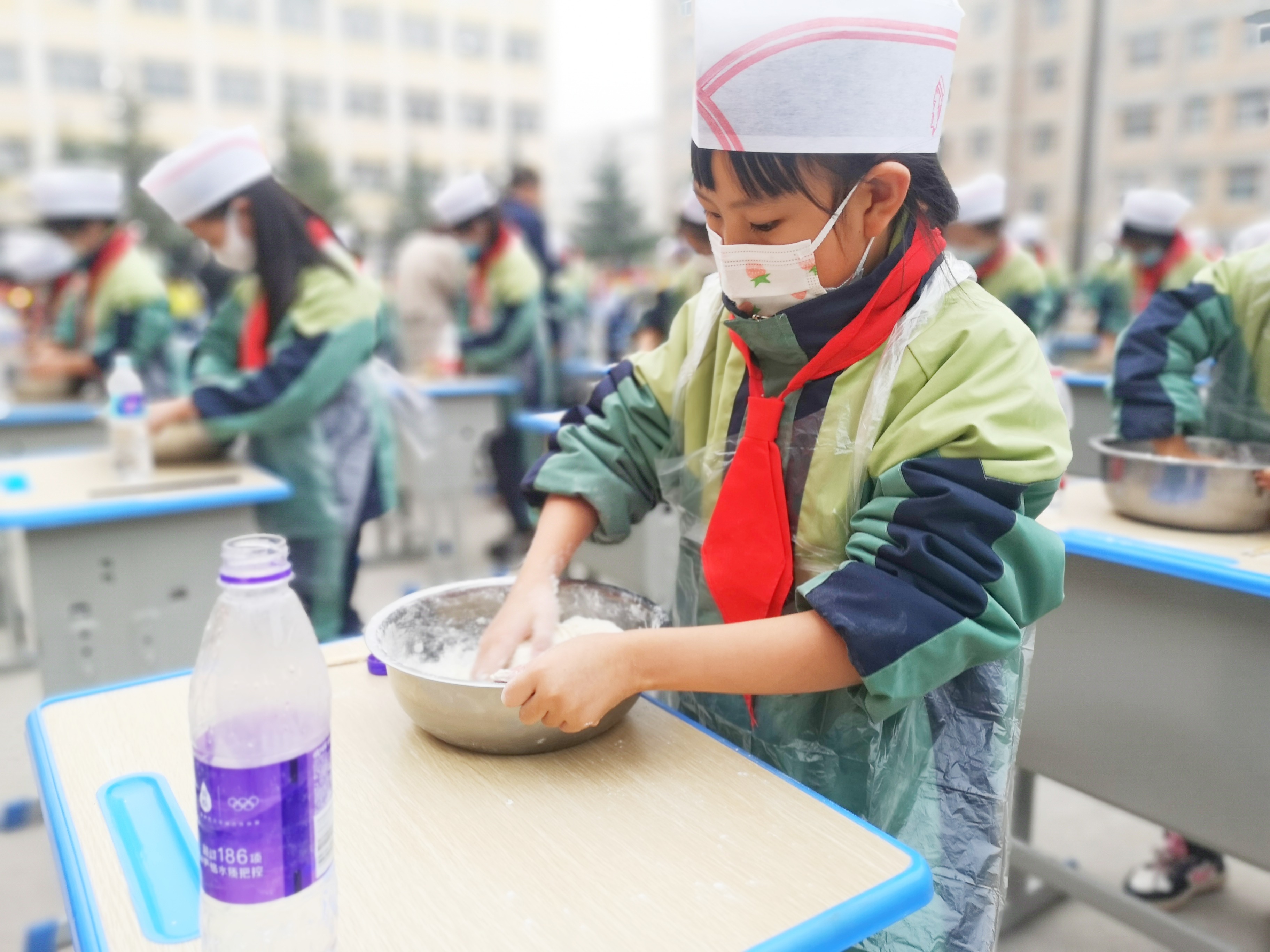 2022年11月8日，甘肅省華亭市實(shí)驗(yàn)小學(xué)學(xué)生在勞動(dòng)教育技能展示活動(dòng)中比賽“和面”。.jpeg