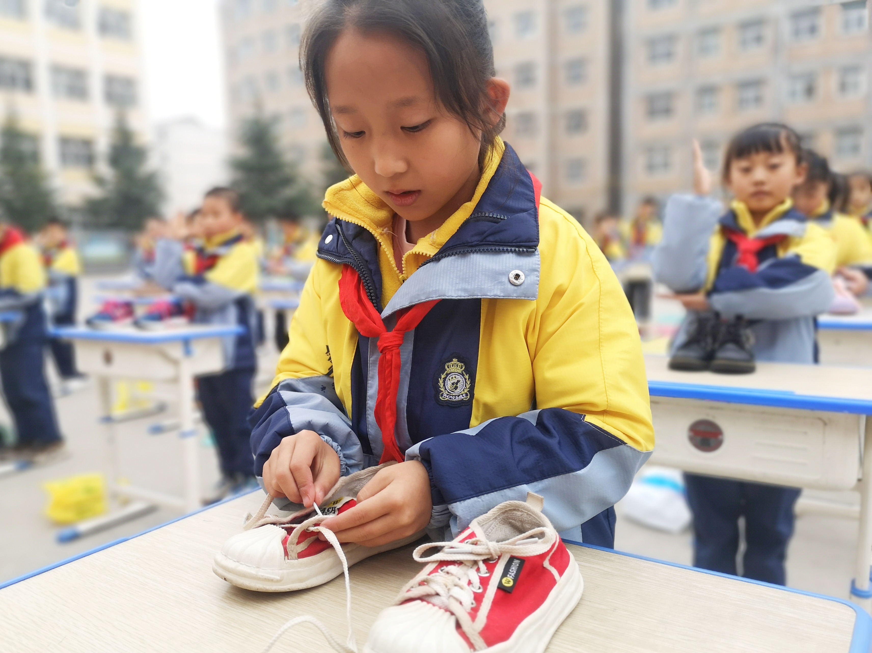 2022年11月8日，甘肅省華亭市實(shí)驗(yàn)小學(xué)學(xué)生在勞動(dòng)教育技能展示活動(dòng)中比賽系鞋帶。.jpeg