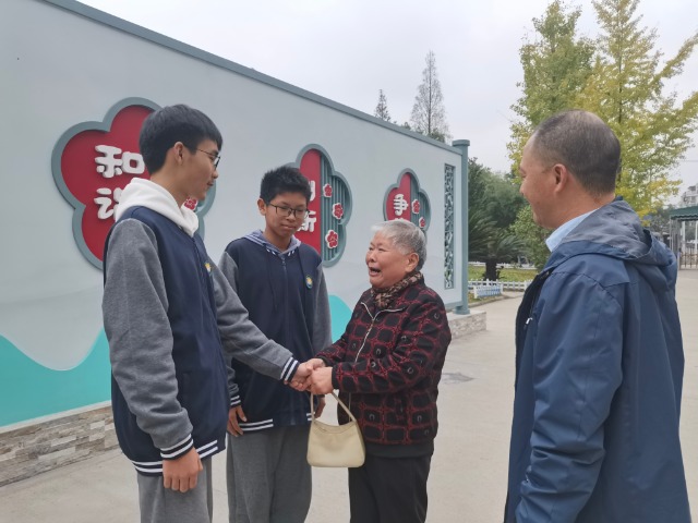 老人緊緊握住同學(xué)的手連連道謝 學(xué)校供圖.jpg 老人緊緊握住同學(xué)的手連連道謝 學(xué)校供圖.jpg