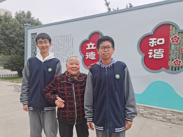 老人與兩位同學(xué)合影 學(xué)校供圖.jpg 老人與兩位同學(xué)合影 學(xué)校供圖.jpg