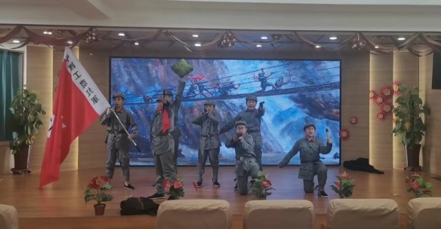 西苑小學(xué)同學(xué)表演《長(zhǎng)征》.jpg 西苑小學(xué)同學(xué)表演《長(zhǎng)征》.jpg