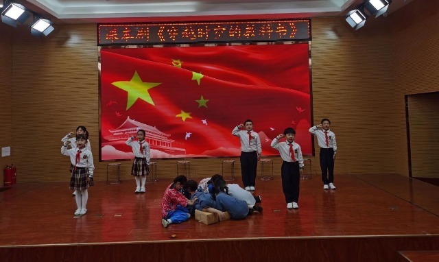 裕華西路小學(xué)《穿越時(shí)空的教科書(shū)》.jpg 裕華西路小學(xué)《穿越時(shí)空的教科書(shū)》.jpg
