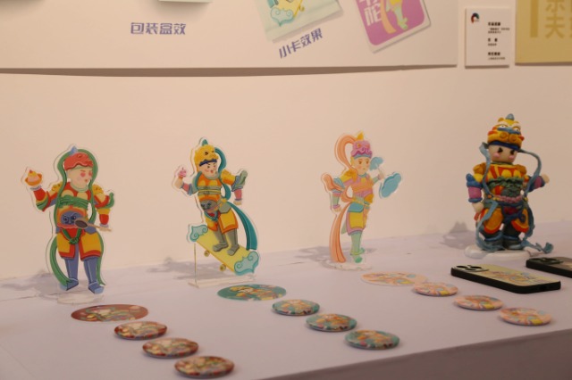 活動(dòng)現(xiàn)場(chǎng)展出的學(xué)生作品創(chuàng)意無(wú)限，精彩紛呈（鄭逸潔 攝） (6).jpg