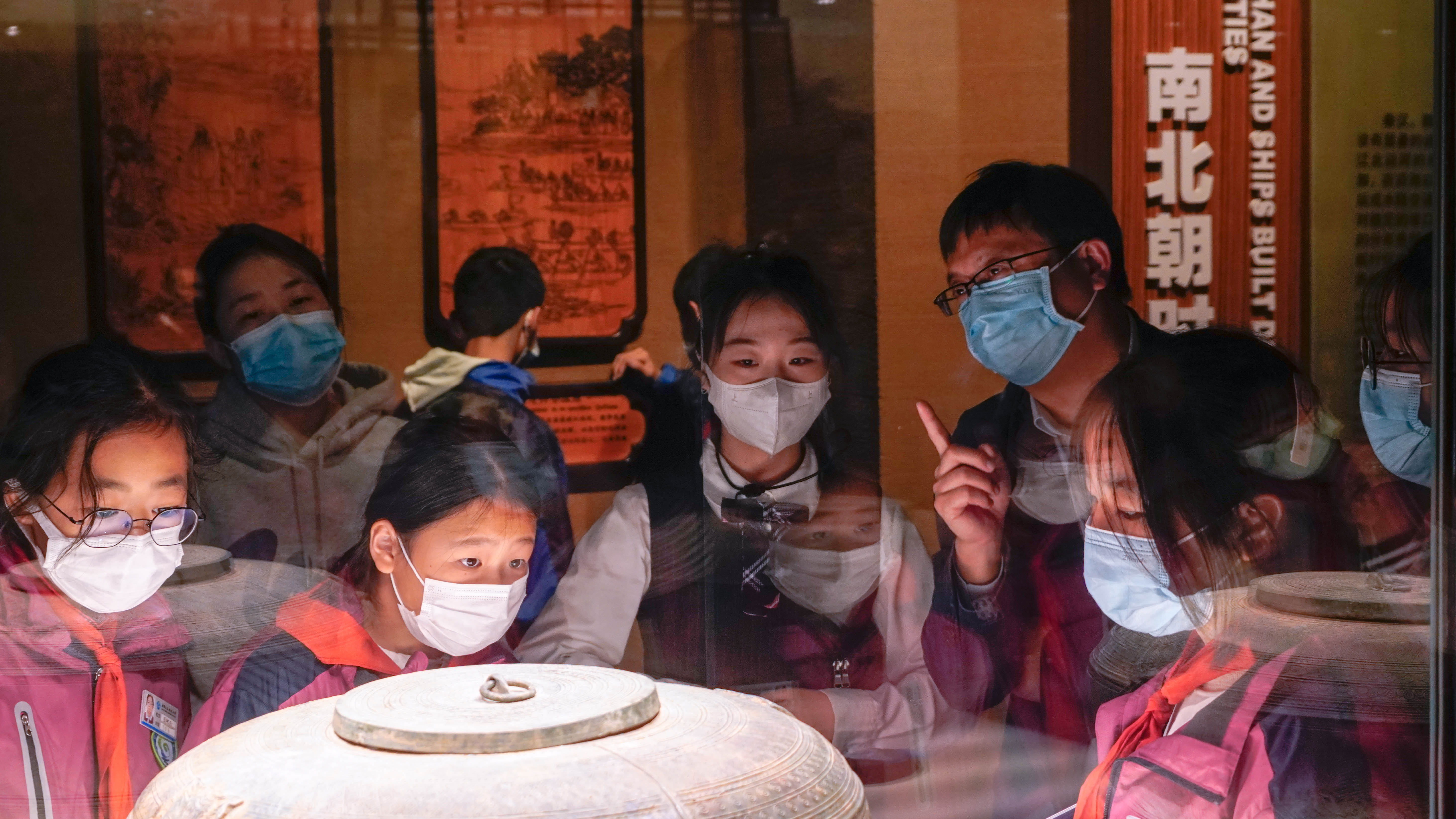 大、中學生在中國港口博物館參觀 學校供圖.jpg