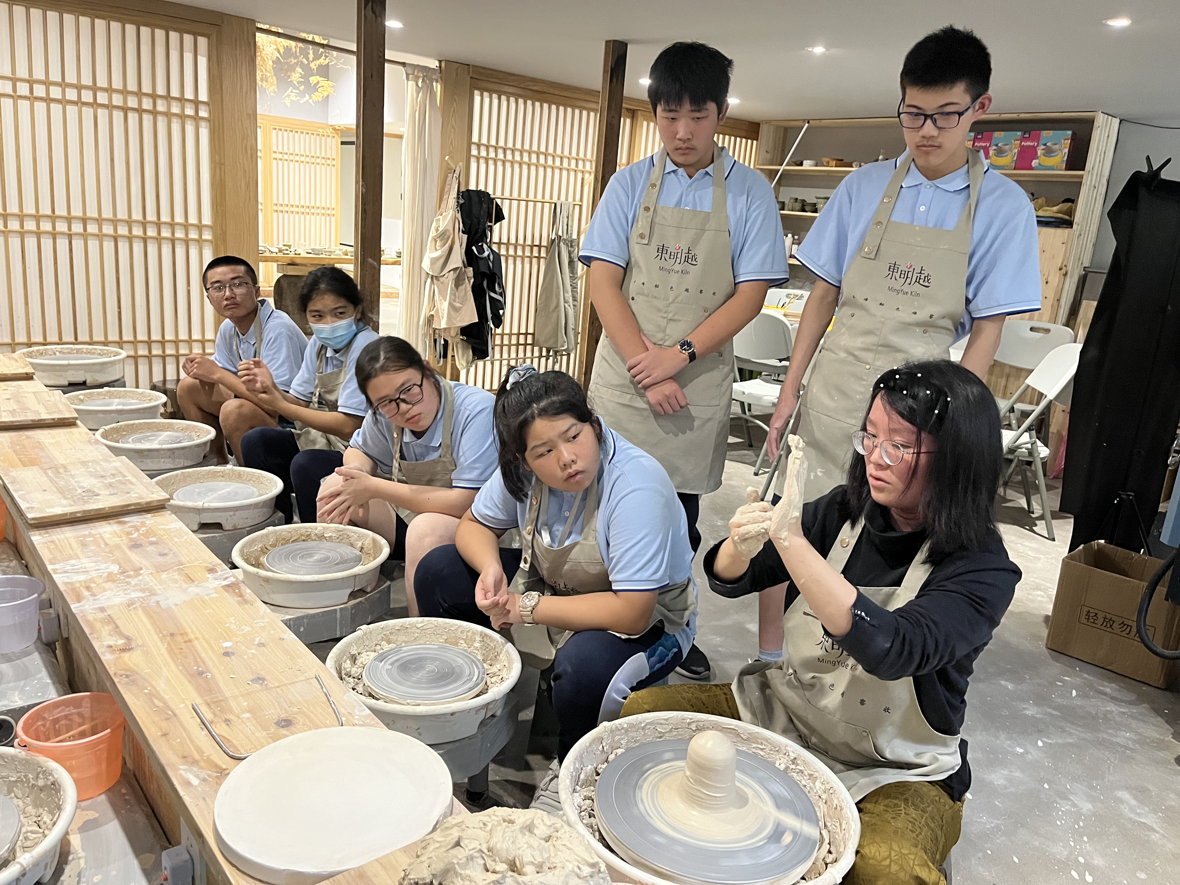 東錢湖旅游學(xué)校學(xué)生在老師的指導(dǎo)下體驗(yàn)陶藝 傳承宋韻文化 吳彥攝.jpg 東錢湖旅游學(xué)校學(xué)生在老師的指導(dǎo)下體驗(yàn)陶藝 傳承宋韻文化 吳彥攝.jpg