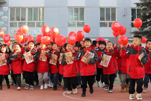 01——2月19日，甘肅省平?jīng)鍪嗅轻紖^(qū)西大街小學(xué)教育集團(tuán)，學(xué)生們領(lǐng)取到新課本后在校園里高興地奔跑。.JPG