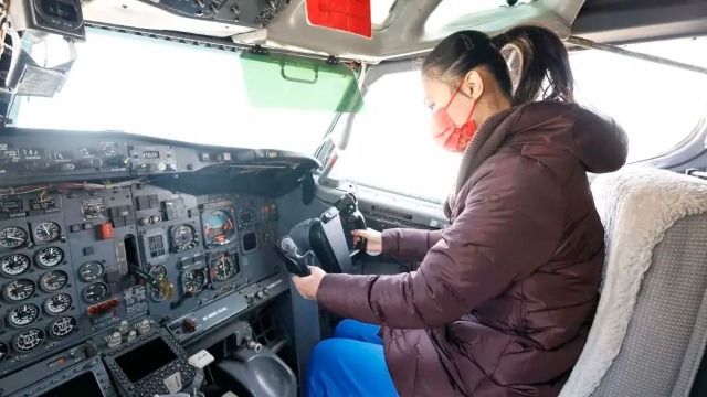 視力障礙孩子在民航大學(xué)感受飛機(jī)。圖片由學(xué)校提供.jpg