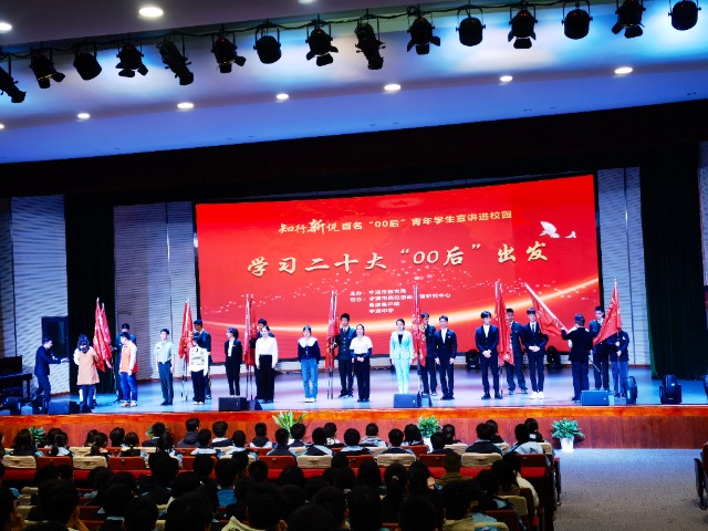 為青年學(xué)生宣講團(tuán)授旗史望穎攝.jpg 為青年學(xué)生宣講團(tuán)授旗史望穎攝.jpg