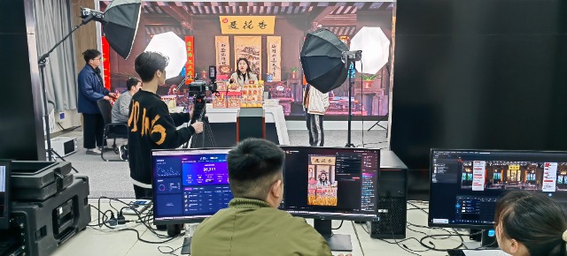 威海職業(yè)學(xué)院電商專業(yè)學(xué)生直播帶貨當(dāng)?shù)靥禺a(chǎn)(1).jpg 威海職業(yè)學(xué)院電商專業(yè)學(xué)生直播帶貨當(dāng)?shù)靥禺a(chǎn)(1).jpg