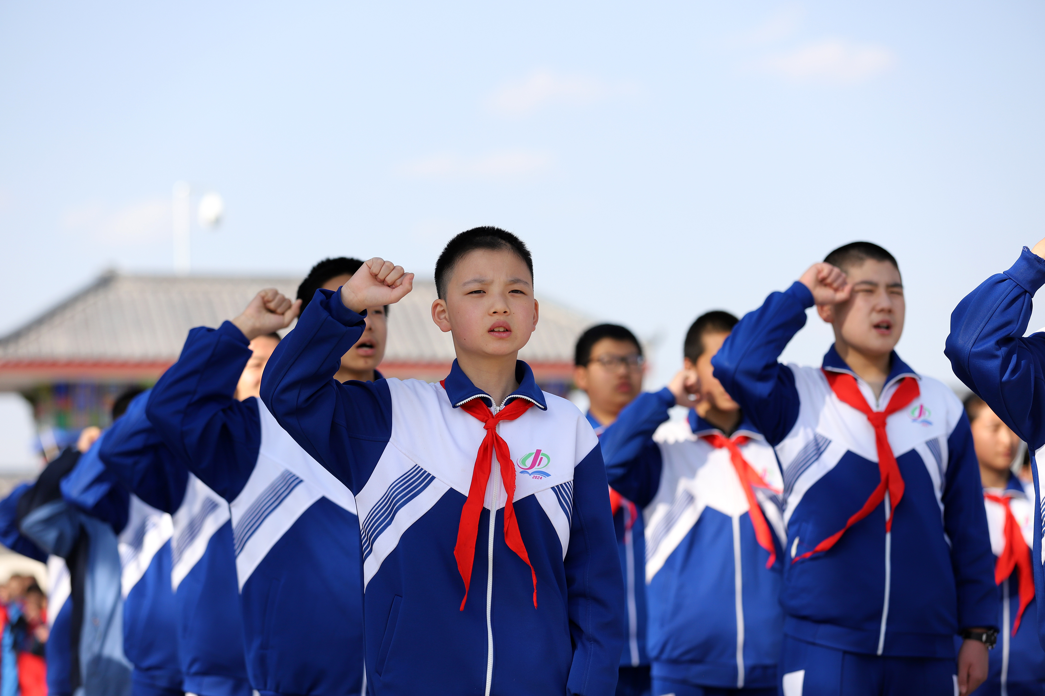 04——3月29日，甘肅省平?jīng)鍪械谒闹袑W(xué)學(xué)生在平?jīng)鍪辛沂苛陥@紀(jì)念碑重溫入團(tuán)、入隊(duì)誓詞。.JPG