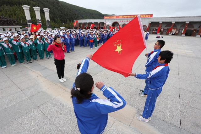 09——5月26日，甘肅省平?jīng)鍪嗅轻紖^(qū)西大街小學(xué)教育集團(tuán)在六盤山紅軍長征紀(jì)念館舉行少先隊員入隊儀式。.JPG