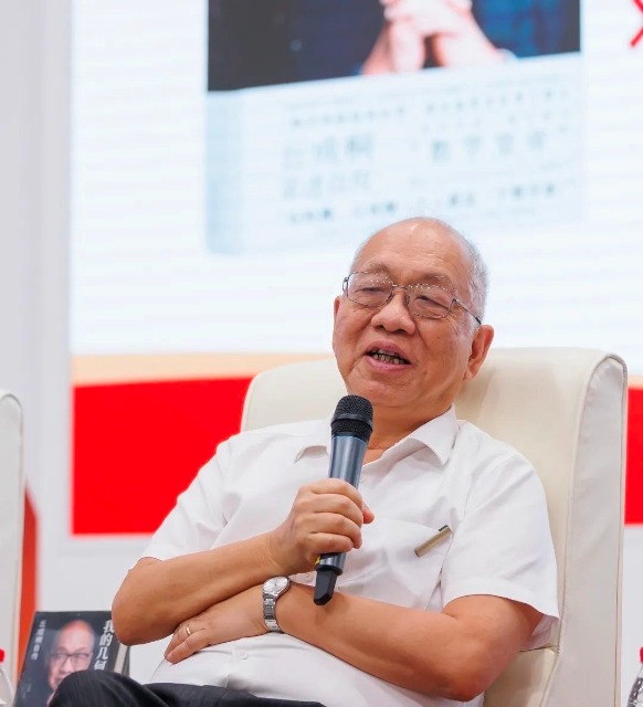 活動(dòng)中的丘成桐先生。學(xué)校供圖.jpg