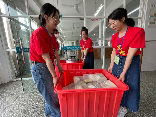 寧波奉化工貿(mào)旅游學(xué)校黨員教師為考生們義務(wù)送餐.JPG 寧波奉化工貿(mào)旅游學(xué)校黨員教師為考生們義務(wù)送餐.JPG