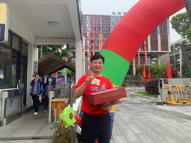 寧波北侖區(qū)泰河中學(xué)校長(zhǎng)李明為同學(xué)們送上“定勝糕” 陳涵容攝.jpg 寧波北侖區(qū)泰河中學(xué)校長(zhǎng)李明為同學(xué)們送上“定勝糕” 陳涵容攝.jpg