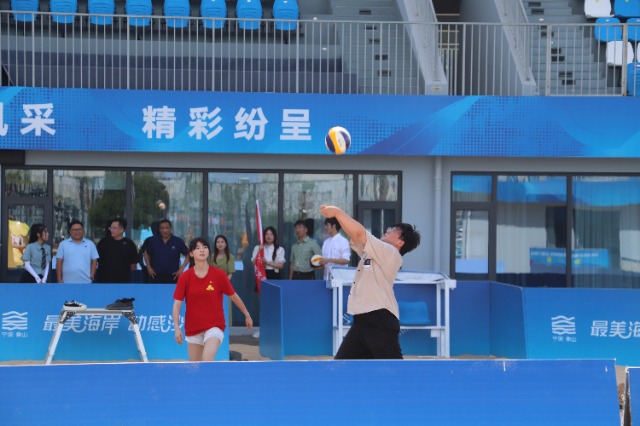 實(shí)踐團(tuán)成員體驗(yàn)沙灘排球運(yùn)動 學(xué)校供圖.JPG