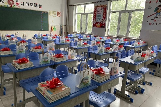 黑龍江五常時(shí)代中學(xué)，煥然一新的教室靜待學(xué)生歸來。梁丹攝.jpg