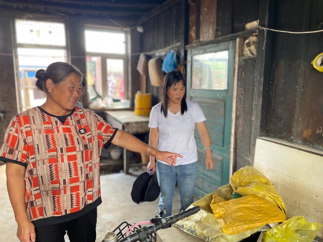 沙河子鎮(zhèn)中心學(xué)校班主任高金秀（右一）在李夢(mèng)瑤家中家訪。梁丹攝.jpg