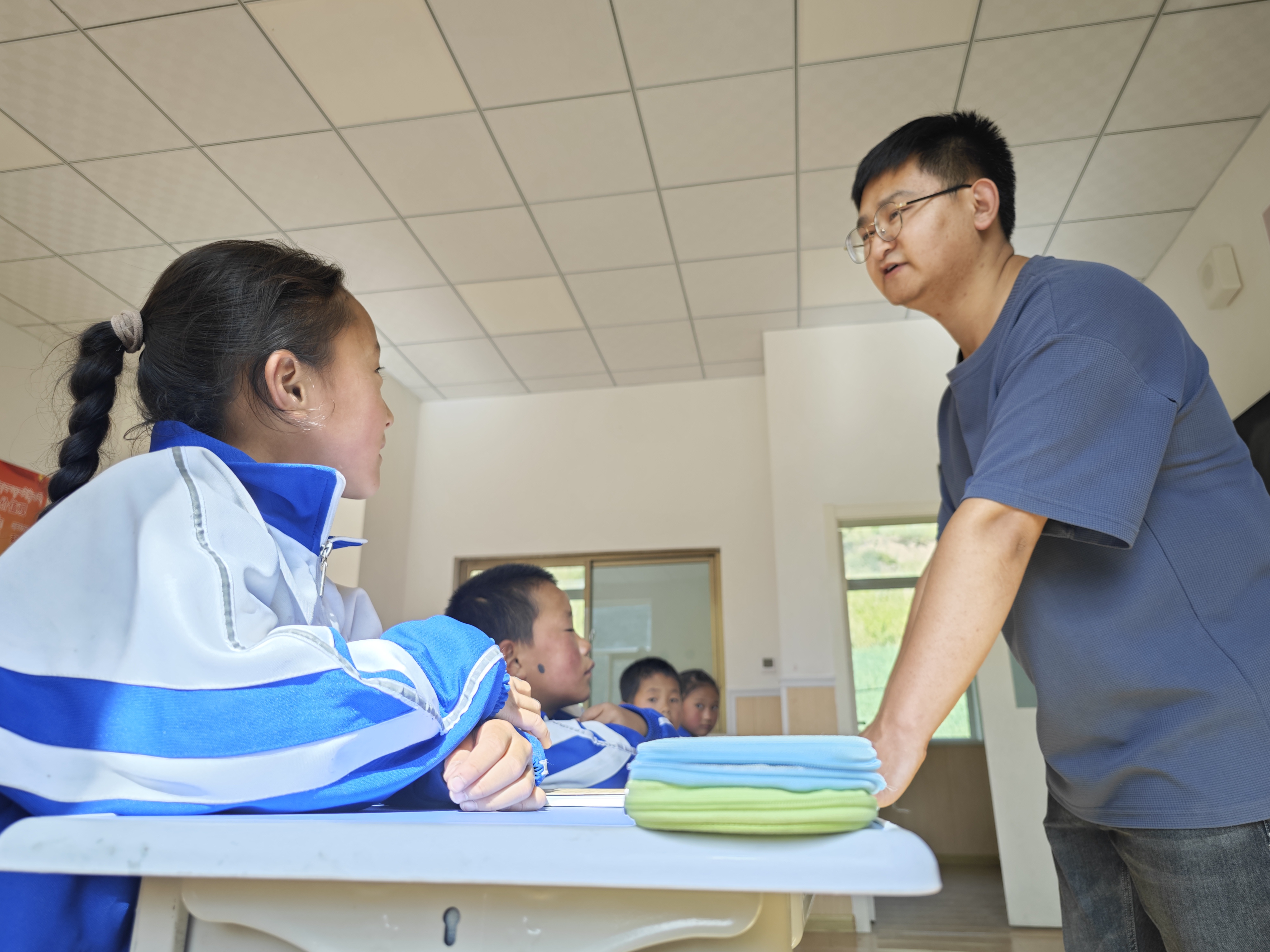 合作市肖乎吉小學(xué)教師課堂上與學(xué)生互動.jpg 合作市肖乎吉小學(xué)教師課堂上與學(xué)生互動.jpg