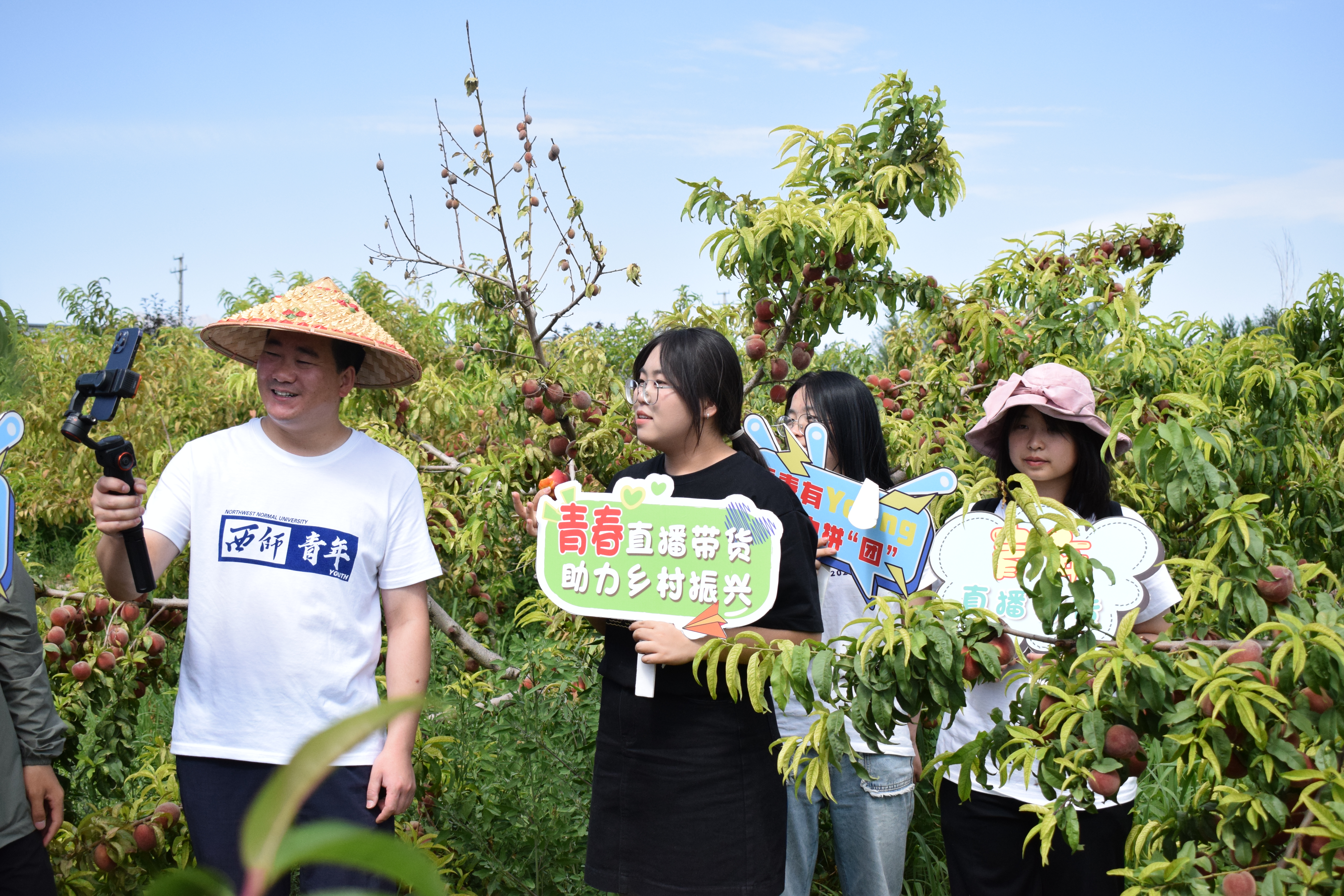 在臨澤縣，商學院“喵老師農(nóng)特文旅品牌提升路徑與矩陣融媒營銷”實踐團深入果園開展直播帶貨.jpg