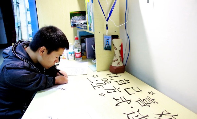 彭軍在校期間刻苦學(xué)習(xí)2.jpg 彭軍在校期間刻苦學(xué)習(xí)2.jpg