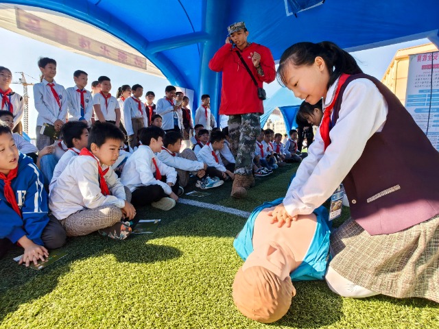 學(xué)生在教官指導(dǎo)下進(jìn)行心肺復(fù)蘇全流程實(shí)踐。.jpg