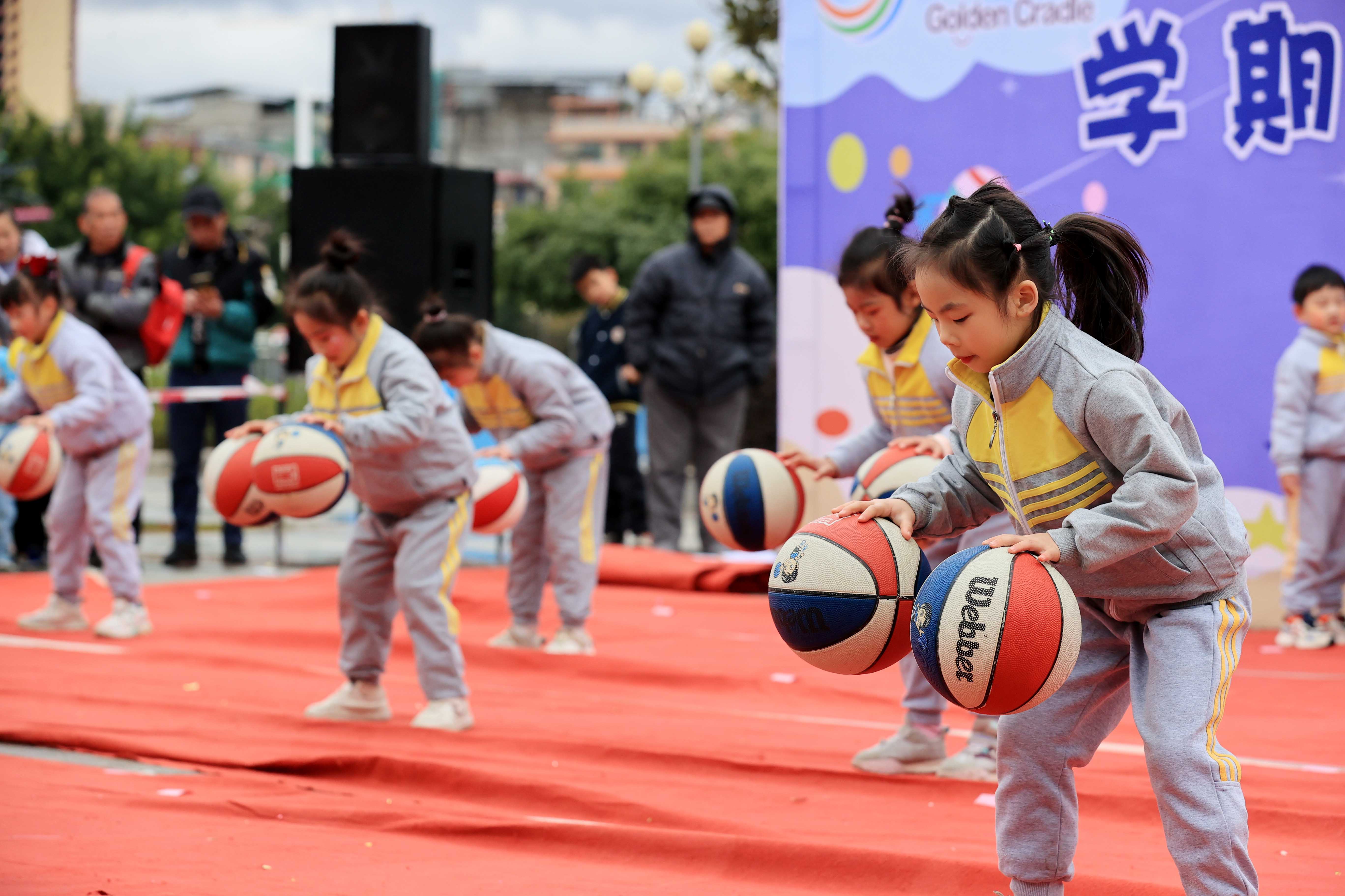 圖7：1月20日，在廣西柳州市融安縣長安廣場，小朋友在寒冬里展示籃球操。（譚凱興 攝）.JPG