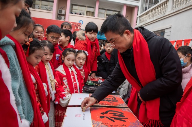 慈溪學子學寫福字 慈溪市教育局供圖.jpg 慈溪學子學寫福字 慈溪市教育局供圖.jpg