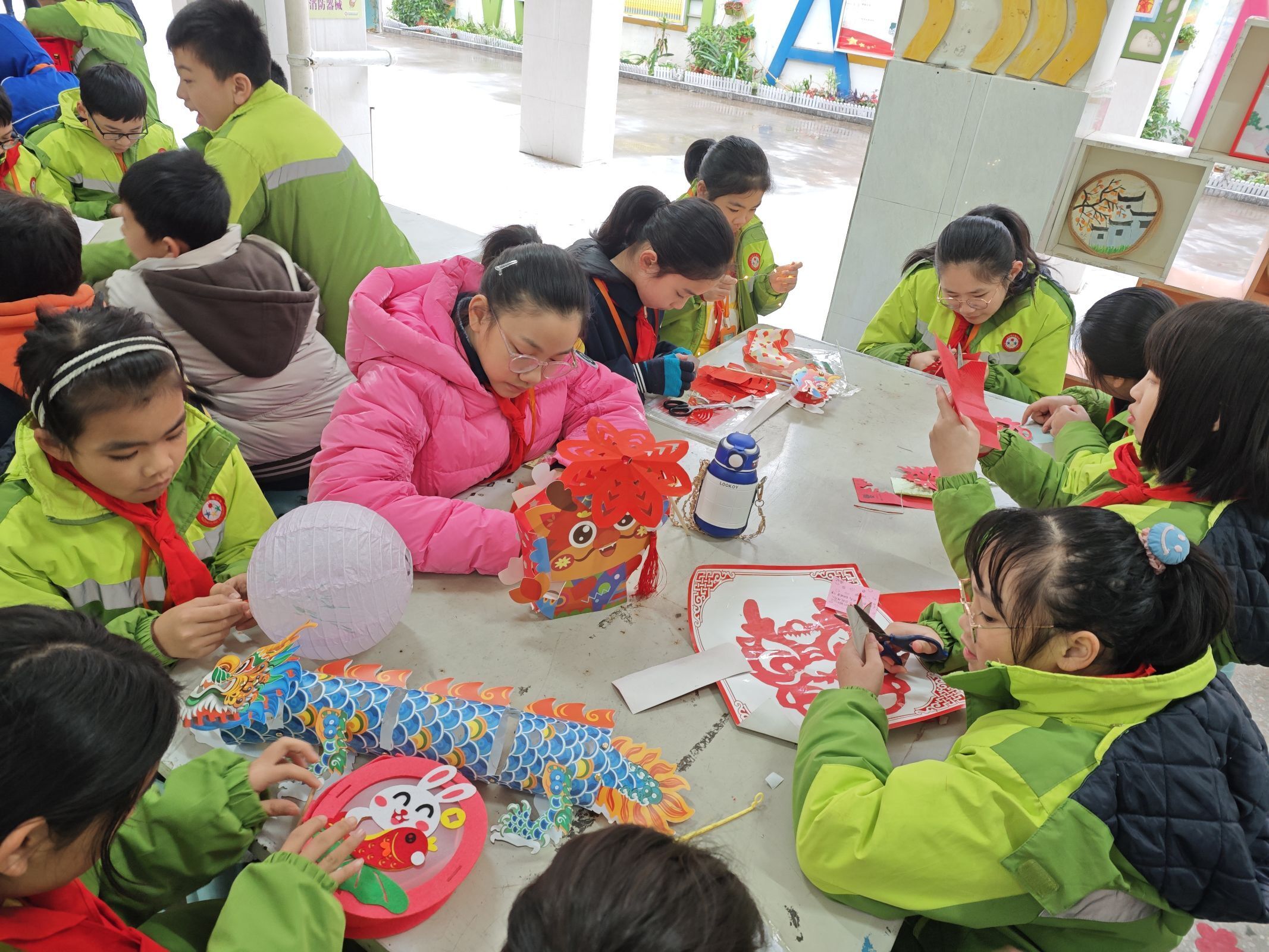 萬秀小學(xué):剪紙大比拼.jpg 萬秀小學(xué):剪紙大比拼.jpg