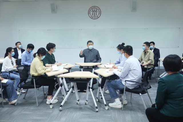 2022年4月25日，習(xí)近平總書記來(lái)到中國(guó)人民大學(xué)考察調(diào)研。這是總書記在立德樓觀摩思政課智慧教室現(xiàn)場(chǎng)教學(xué)并參與討論。