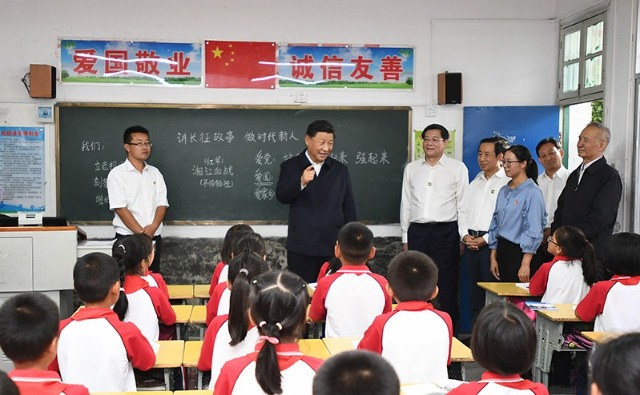 2020年9月16日，習(xí)近平總書記在湖南省郴州市汝城縣文明瑤族鄉(xiāng)第一片小學(xué)，同正在上思政課的同學(xué)們親切交流。