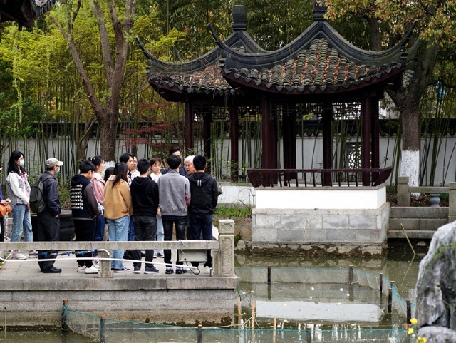 2021年3月30日，在上海交通大學(xué)南蘇園的“微型洱?！迸裕缀Ｄ辖淌跒閷W(xué)生們打造“沉浸式”思政課。