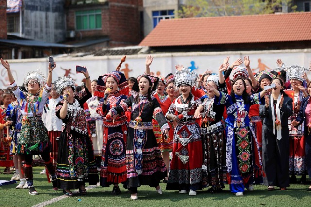 圖1：4月9日，在廣西柳州市融安縣實(shí)驗(yàn)小學(xué)校園，師生們?cè)谶M(jìn)行山歌對(duì)唱。（譚凱興 攝）.JPG