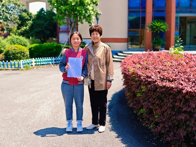 黃女士（右）來(lái)校表達(dá)感謝，并與沈博妍合影 學(xué)校供圖.jpg