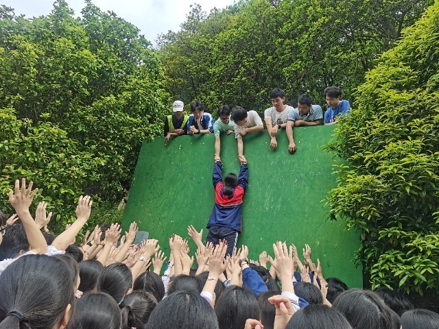 寧波正始中學(xué)高三學(xué)生體驗(yàn)心理賦能活動(dòng) 學(xué)校供圖.jpg 寧波正始中學(xué)高三學(xué)生體驗(yàn)心理賦能活動(dòng) 學(xué)校供圖.jpg