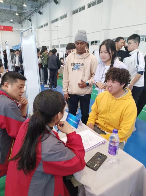 寧波專精特新企業(yè)高校畢業(yè)生專場招聘會現場 學校供圖2.jpg