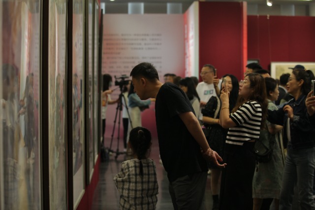 參觀者駐足欣賞中小學(xué)美術(shù)教師作品?；顒?dòng)方供圖.jpg
