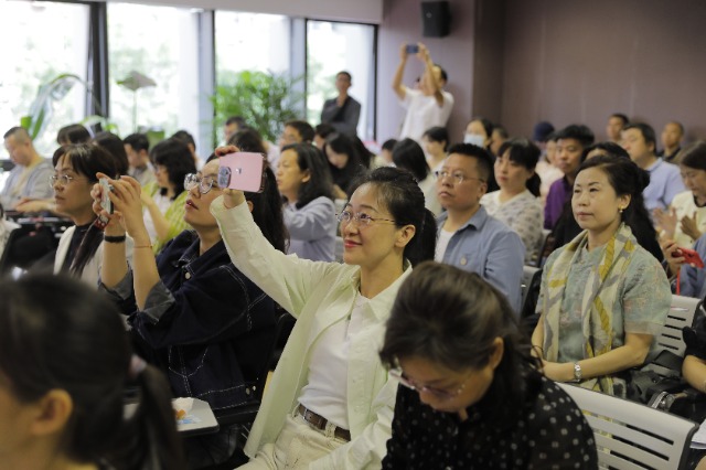 教研講座現(xiàn)場(chǎng)，與會(huì)者積極互動(dòng)?；顒?dòng)方供圖.jpg