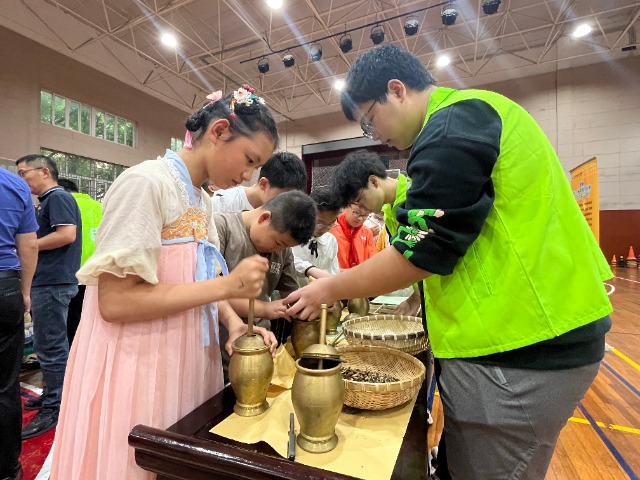 寧波市鎮(zhèn)安小學(xué)學(xué)生在大學(xué)生的帶領(lǐng)下認(rèn)識中草藥 學(xué)校供圖.JPG 寧波市鎮(zhèn)安小學(xué)學(xué)生在大學(xué)生的帶領(lǐng)下認(rèn)識中草藥 學(xué)校供圖.JPG
