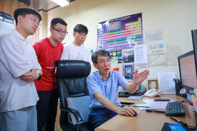 中國(guó)科學(xué)院院士、清華大學(xué)教授、南方科技大學(xué)校長(zhǎng)薛其坤正在指導(dǎo)學(xué)生開展科學(xué)研究。（南方科技大學(xué)供圖）.jpg