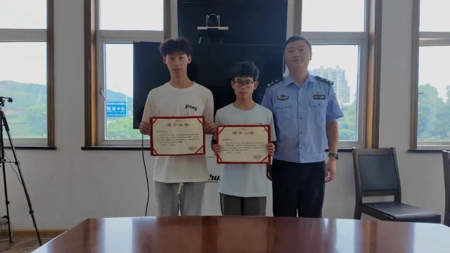 寧波奉化區(qū)交警大隊(duì)莼湖中隊(duì)民警將見義勇為證書送到裘村中學(xué)學(xué)生手中 奉化區(qū)教育局供圖.jpg 寧波奉化區(qū)交警大隊(duì)莼湖中隊(duì)民警將見義勇為證書送到裘村中學(xué)學(xué)生手中 奉化區(qū)教育局供圖.jpg