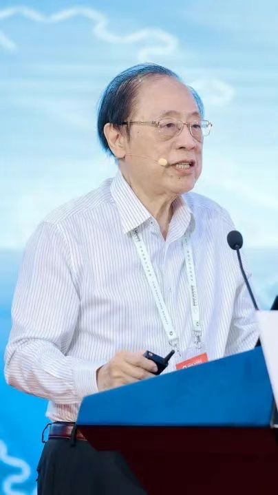 姚期智先生做演講。學(xué)校供圖.jpg